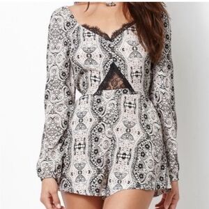 Kendall & Kylie Black and White Patterned Romper with Lace sz S